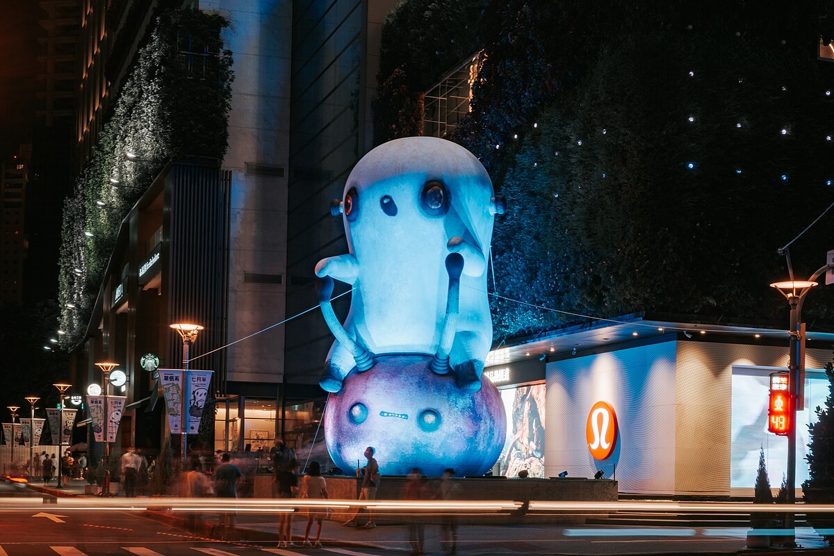 草地狀元整點報時秀：精彩聲光表演點亮夜空