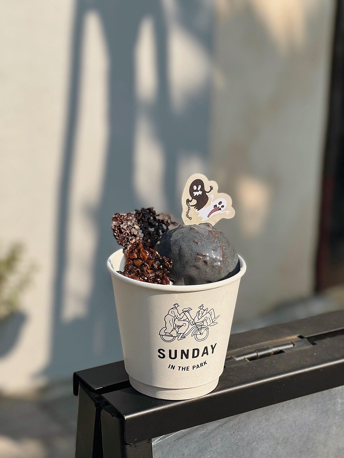 公園裡的星期天推出黑白無常霜淇淋