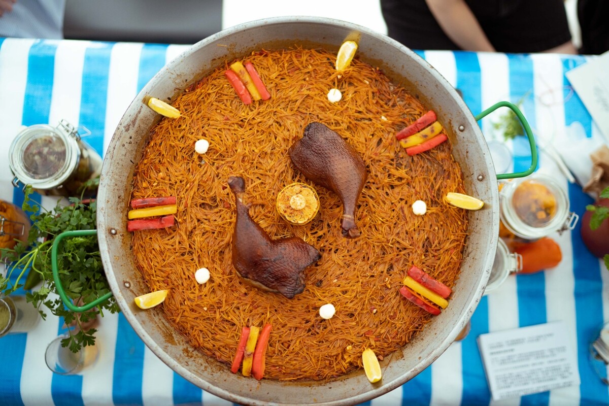 Jarana 主廚 Daniel 此次為 LOUU 設計了經典家常食譜 Fideu&aacute; de pato（鴨腿短麵）。