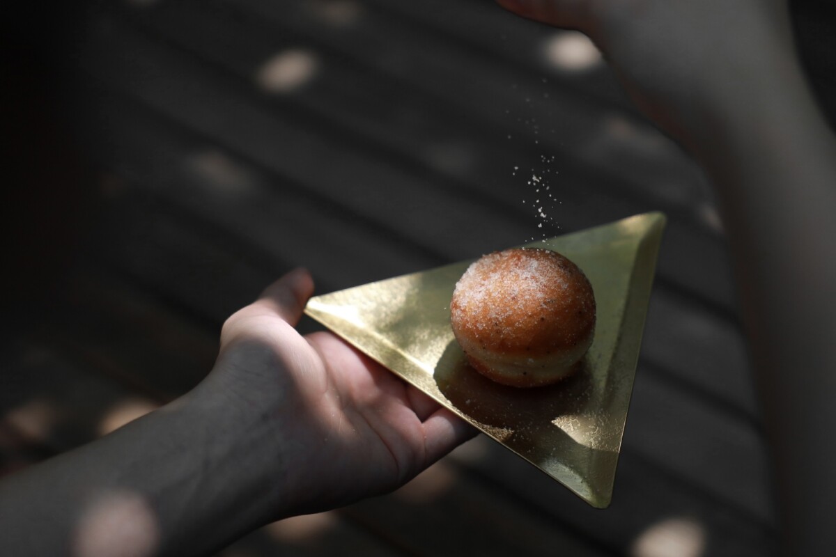 開化堂 Kaikado 手敲黃銅三角盤。