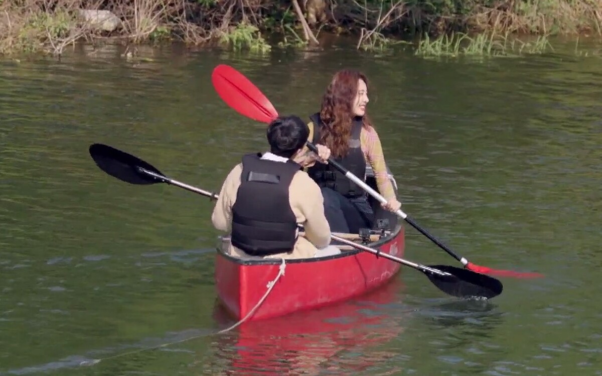 元彬與芝妍開心滑輕艇