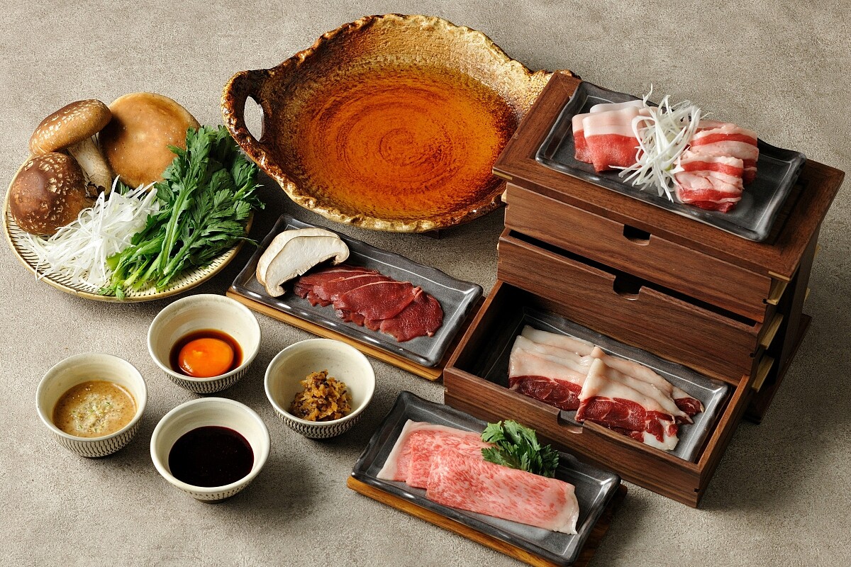 「山のももんじ鍋」是可享用到熊、鹿、野豬、牛肉野味的火鍋料理。