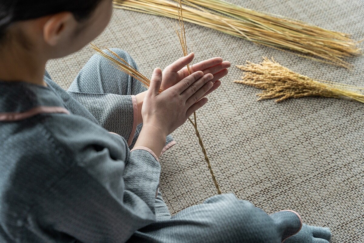 「界 由布院」當地樂活動為「搓稻草」製作護身符。