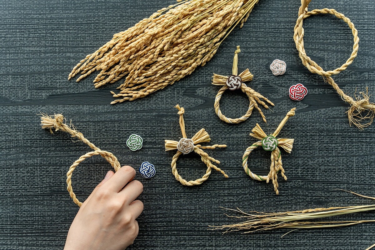 此為農家傳統，透過雙手完成繩索並有「祈禱」之意。