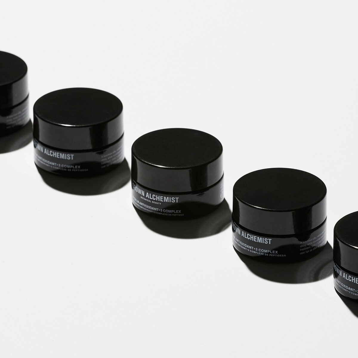 Grown Alchemist三效超淨化彈潤唇霜情境照。