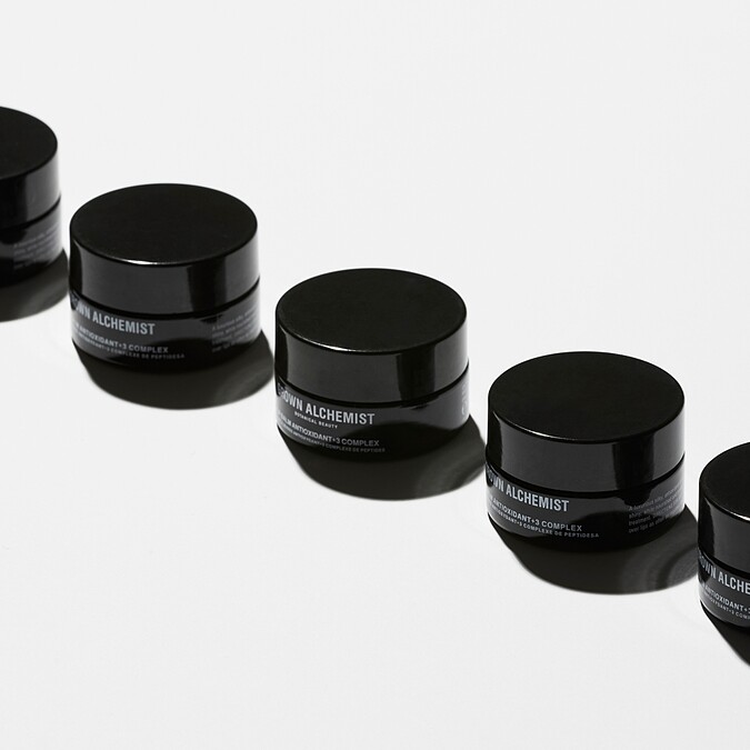 Grown Alchemist三效超淨化彈潤唇霜情境照。