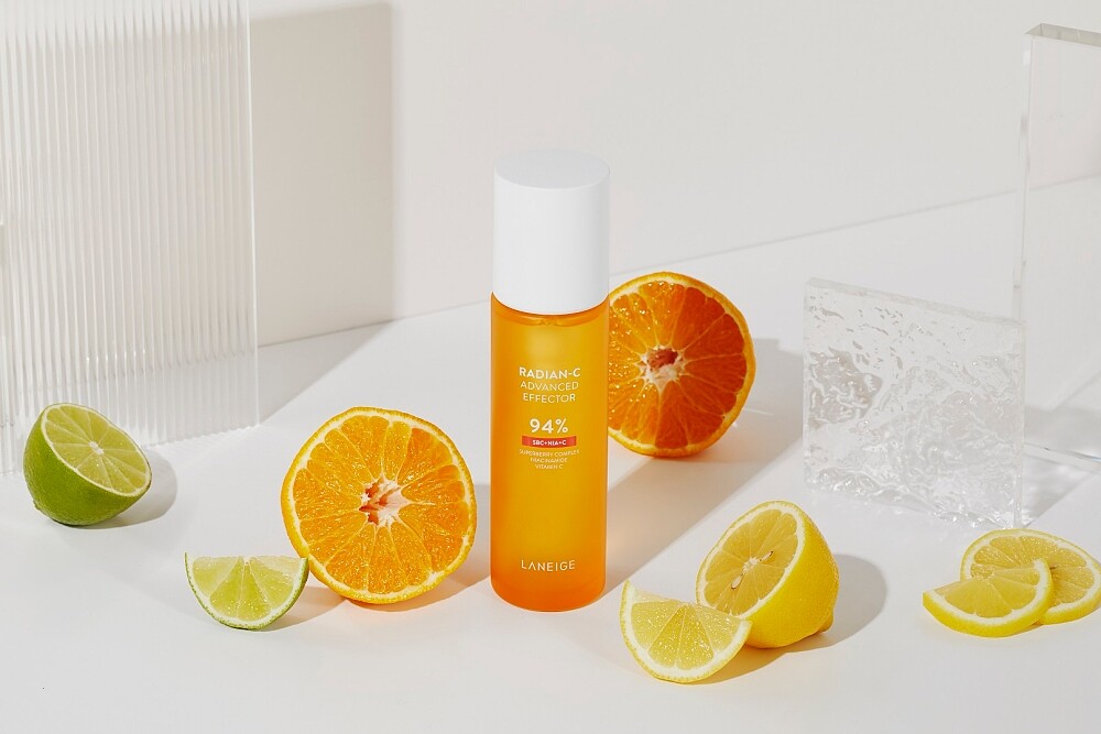 蘭芝維他命C淨膚煥顏精露情境圖。