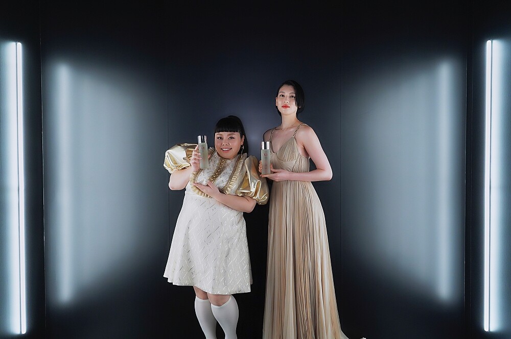 渡邊直美出席SK-II全球PITERA&trade;盛典，與三吉彩花合照。