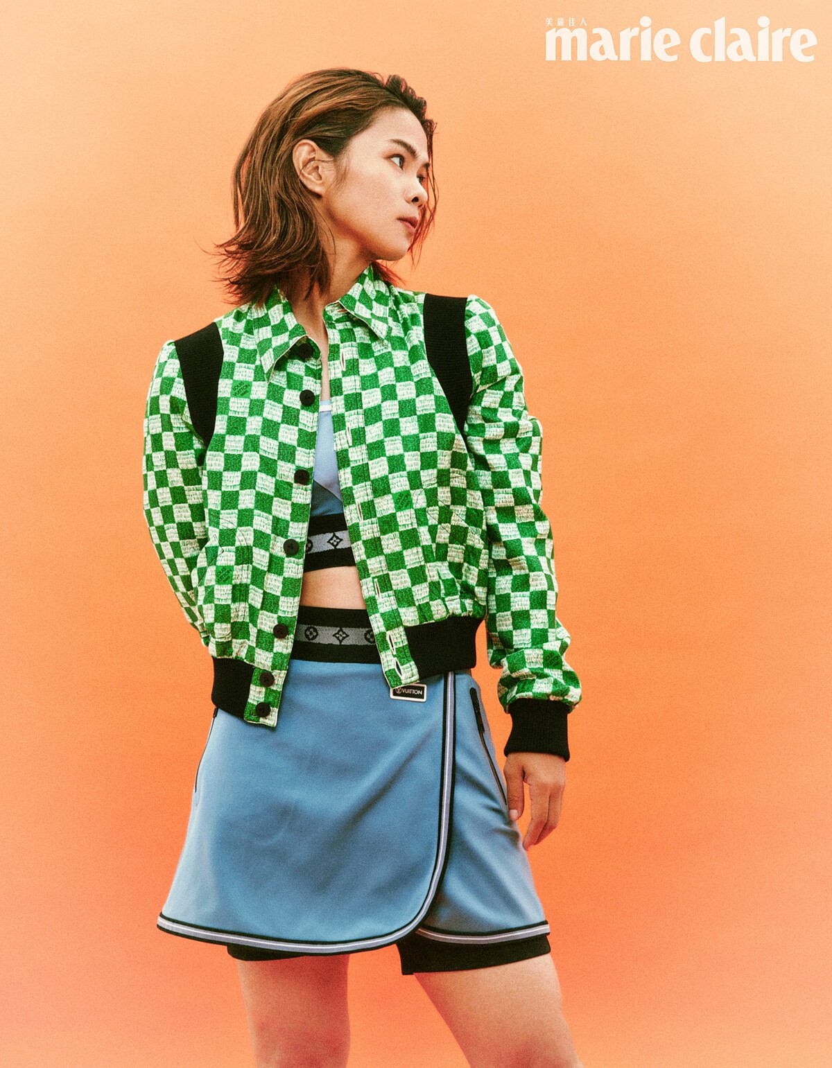 綠色格紋外套、淺藍色運動背心、淺藍色運動短褲，all by Louis Vuitton。