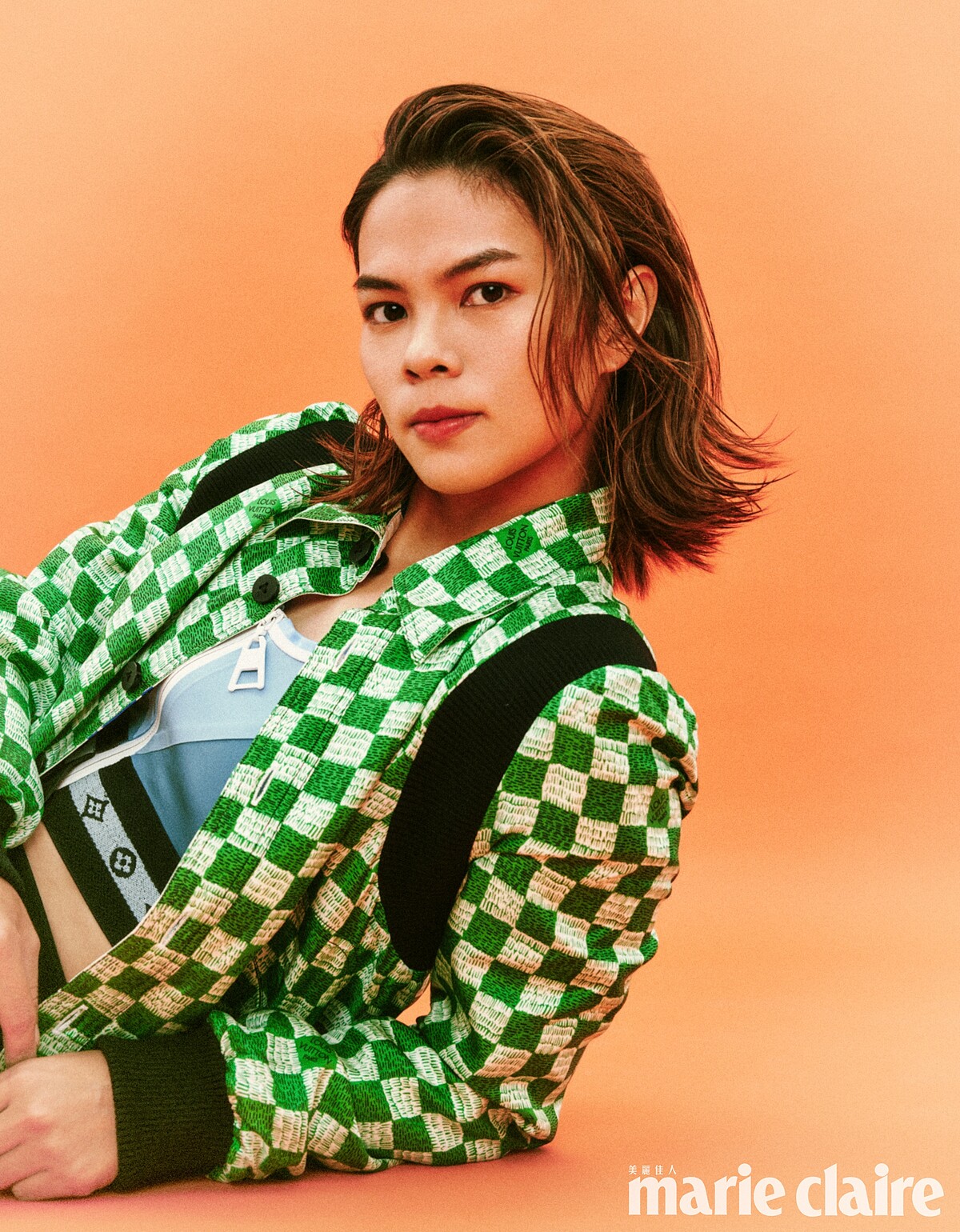 綠色格紋外套、淺藍色運動背心、淺藍色運動短褲，all by Louis Vuitton。