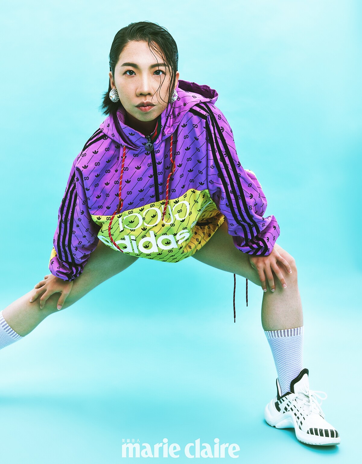 印花連帽外套、印花短褲，both by Gucci x adidas；耳環，Miu Miu；白色球鞋，Louis Vuitton。