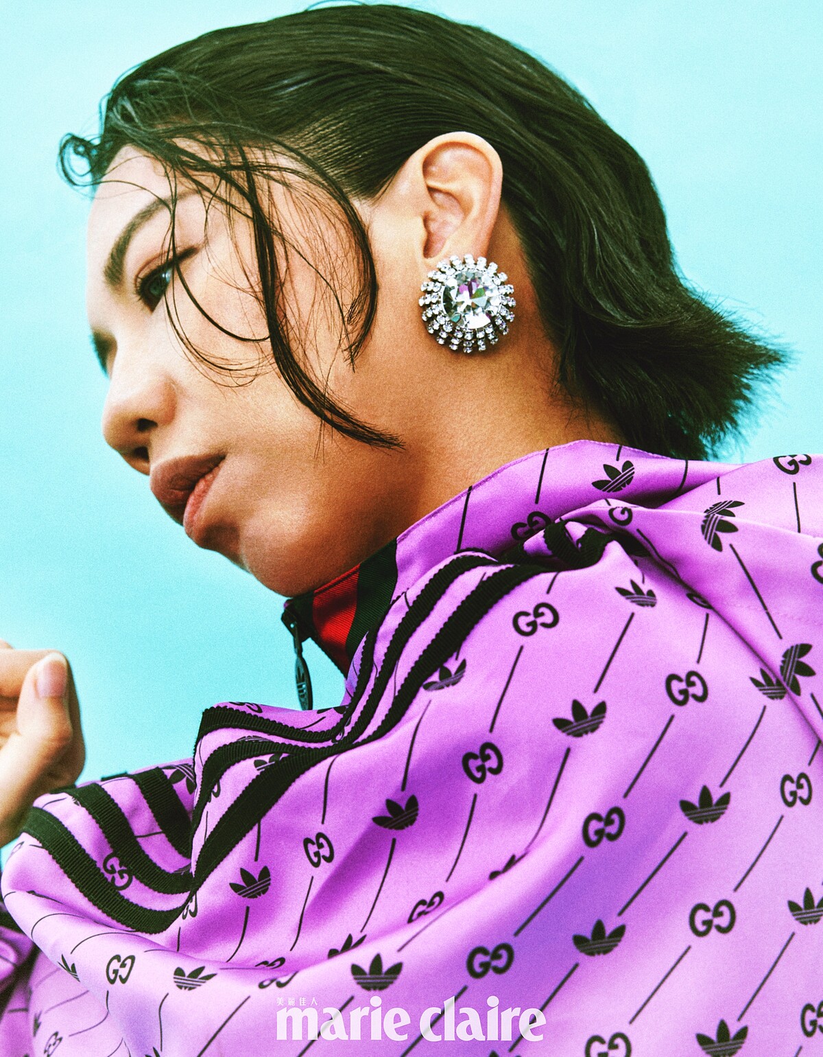 印花連帽外套，Gucci x adidas；耳環，Miu Miu。