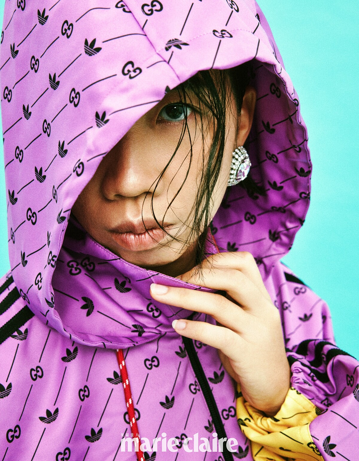 印花連帽外套，Gucci x adidas；耳環，Miu Miu。