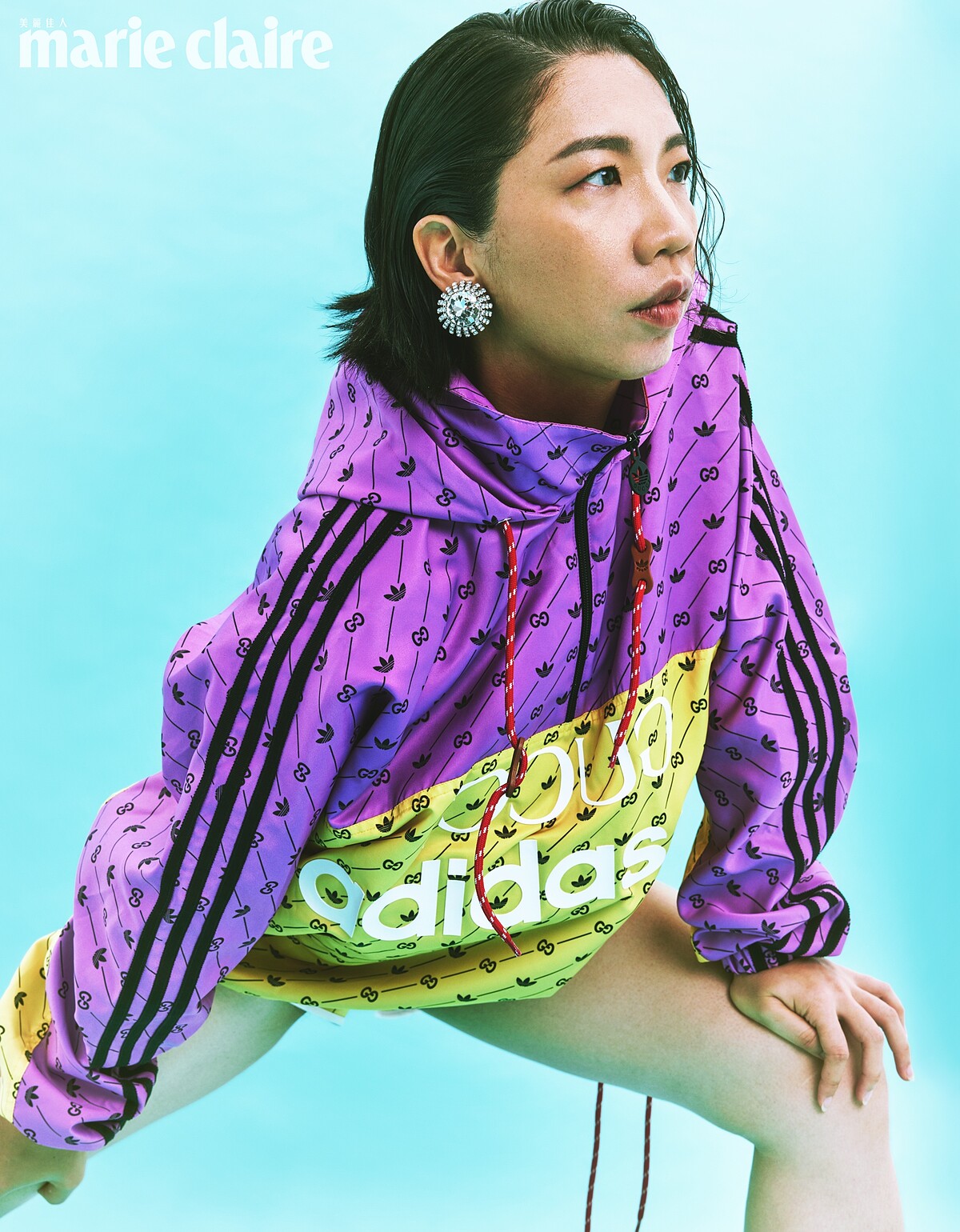 印花連帽外套、印花短褲，both by Gucci x adidas；耳環，Miu Miu。