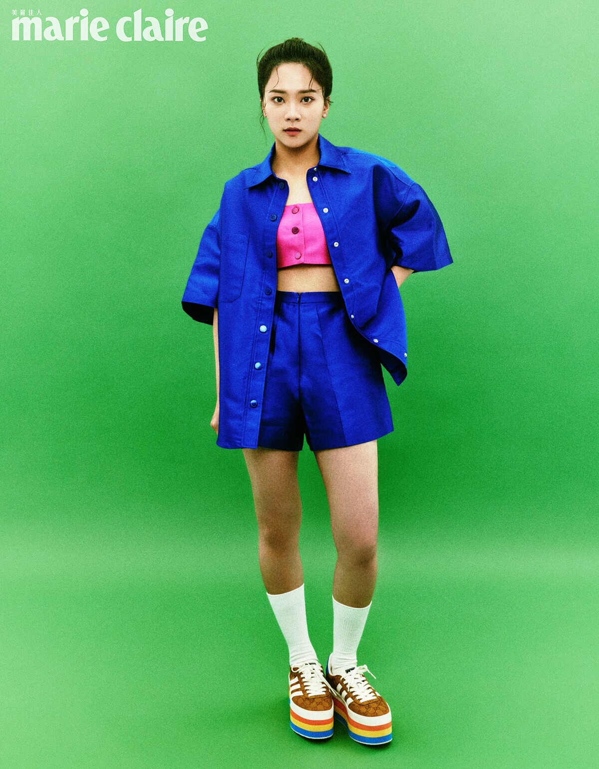 藍色襯衫式外套、粉紅色背心、藍色短褲，all by Sandro；高筒運動鞋，Gucci x adidas。
