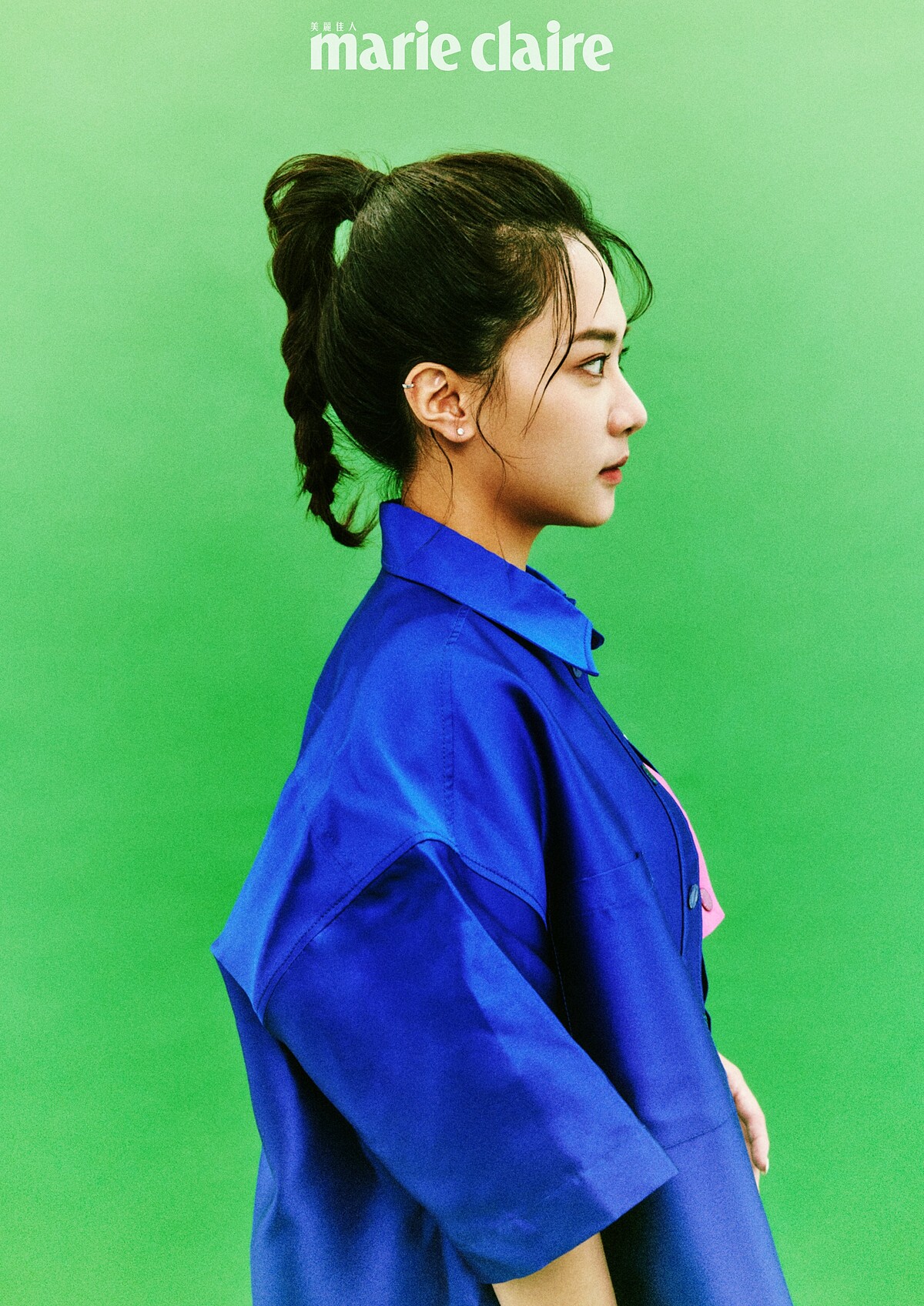 藍色襯衫式外套、粉紅色背心，both by Sandro