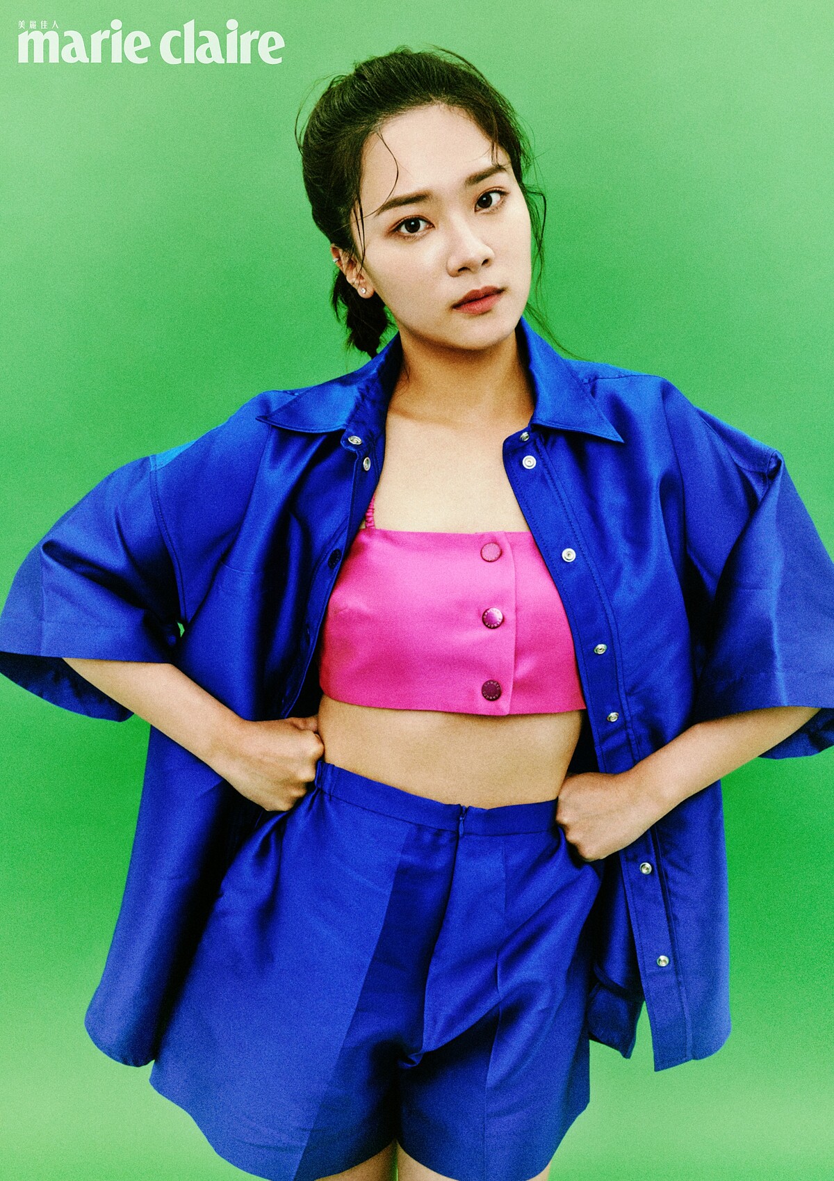 藍色襯衫式外套、粉紅色背心、藍色短褲，all by Sandro。