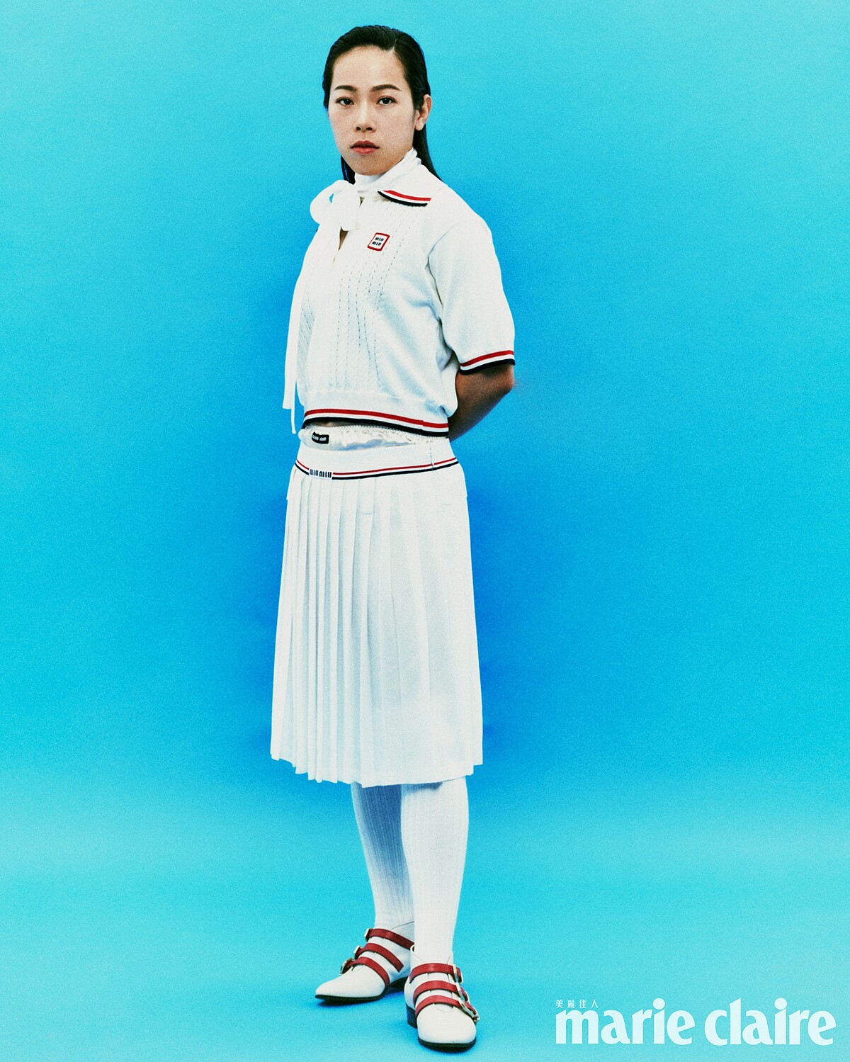 白色Polo衫、白色薄紗內搭、白色內搭褲、白色及膝裙、白色長襪，all by Miu Miu；白色皮靴，Gucci。