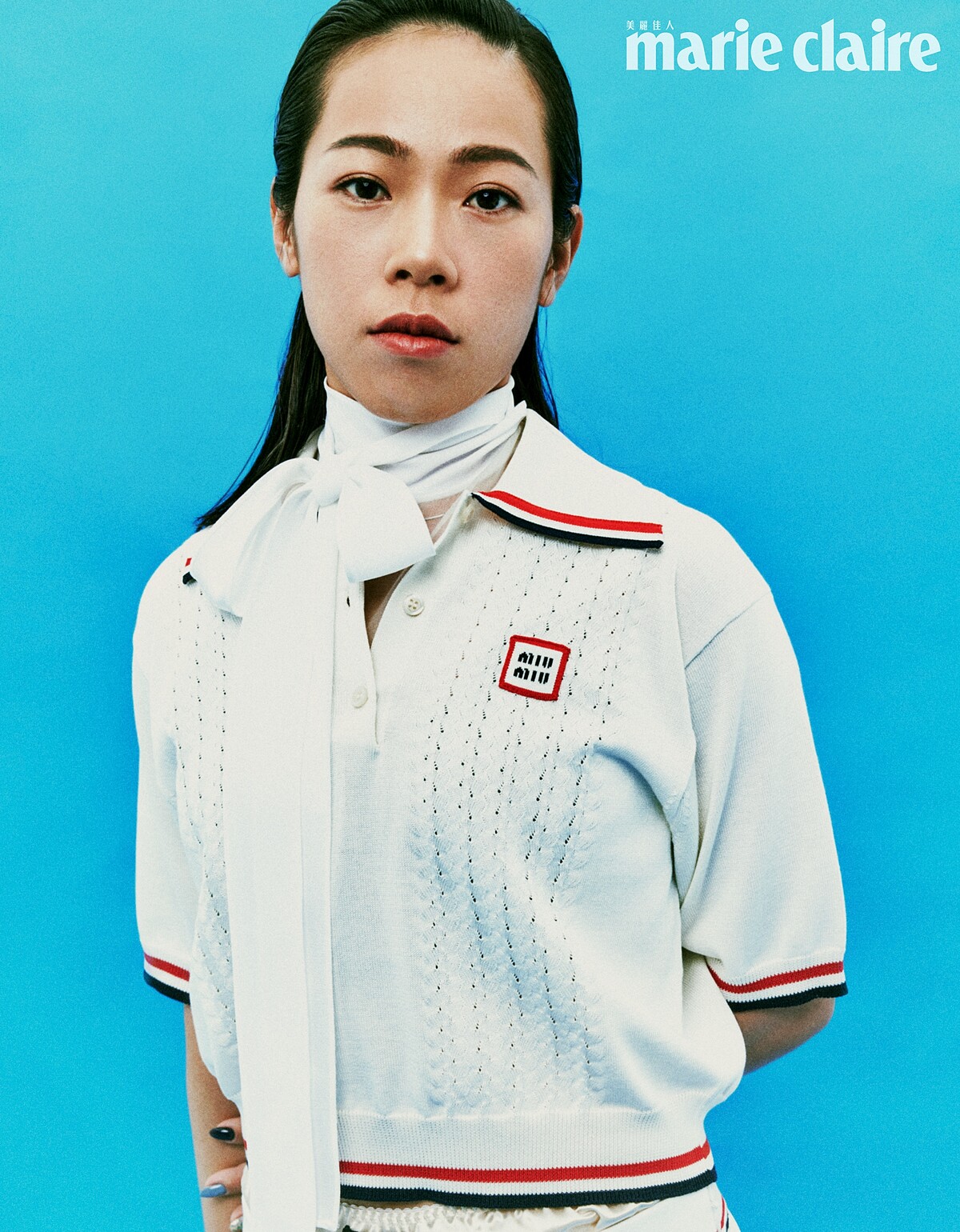 白色Polo衫、白色薄紗內搭、白色內搭褲、白色及膝裙，all by Miu Miu。