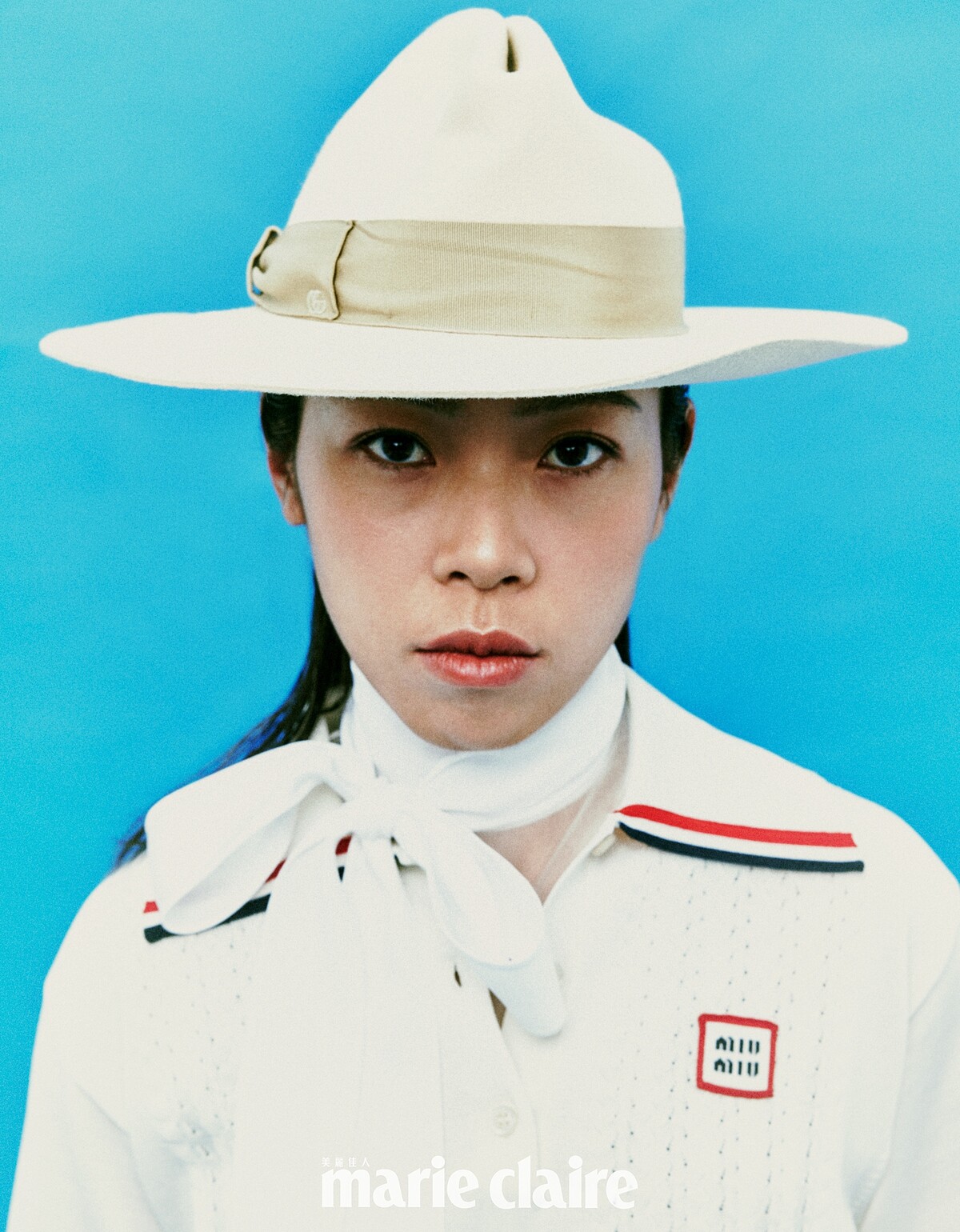 白色Polo衫、白色薄紗內搭，both by Miu Miu；米白色寬沿帽，Gucci。