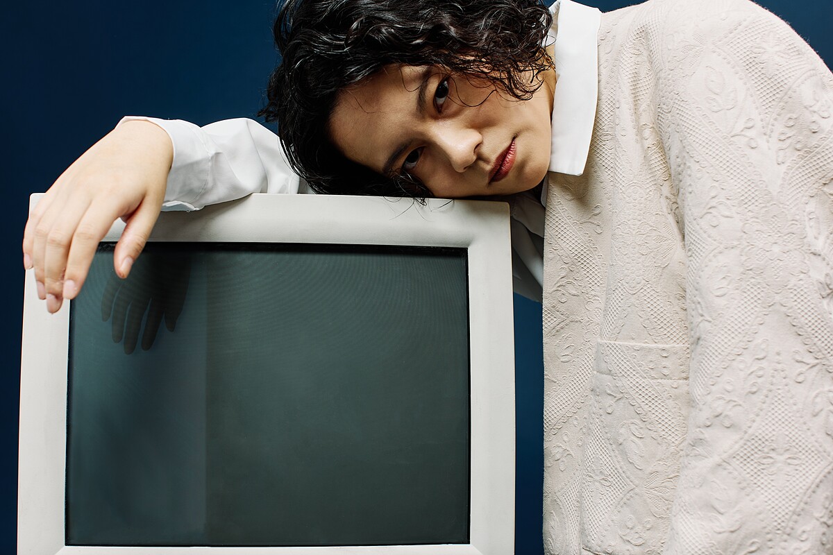 專輯由樂團創作首腦小凹（Estelle H）擔綱製作人