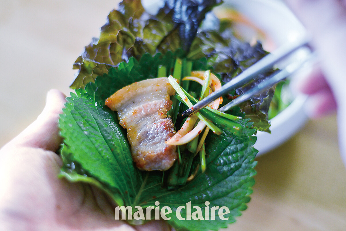 烤肉不可或缺搭配豐盛的小菜。