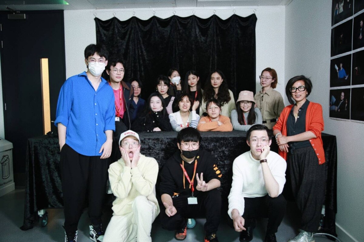 碩士班「全華人」小組與老師的期末合照。