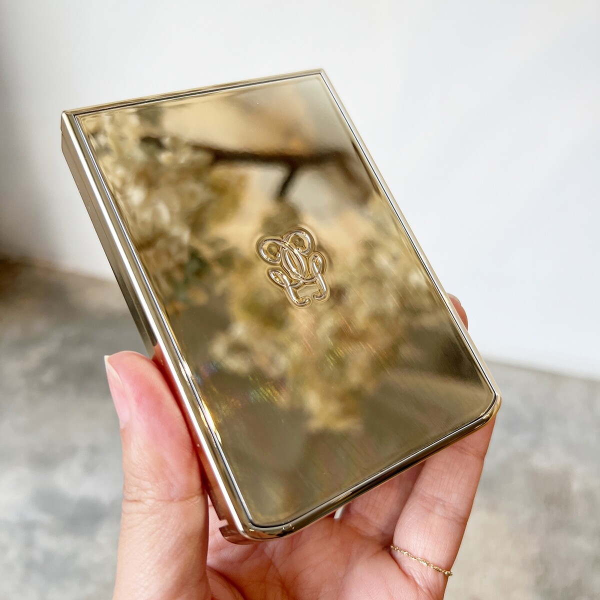 嬌蘭高訂深邃四色眼影盤採用全金色外殼。