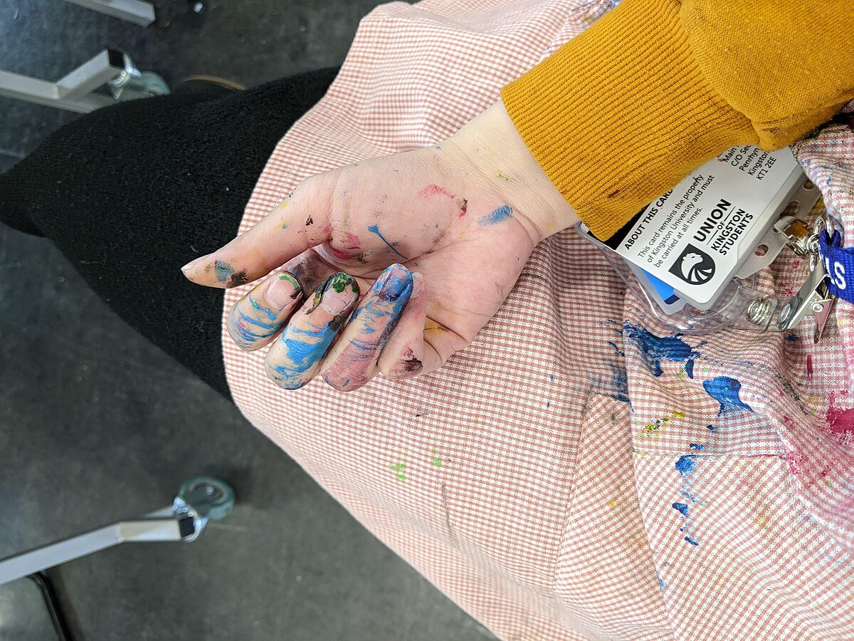 創作過後，我沾滿顏料的手。