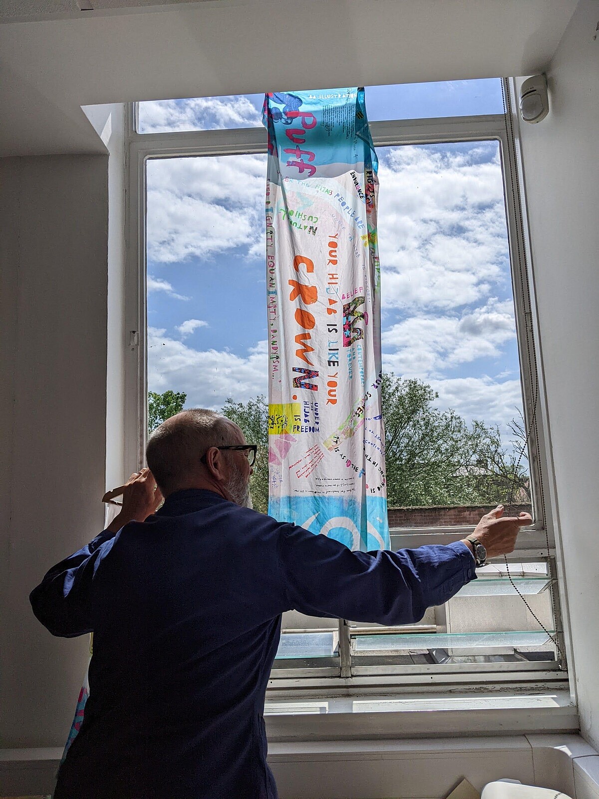 綢緞布料數位印刷後，需要手洗晾乾，之後熨平。