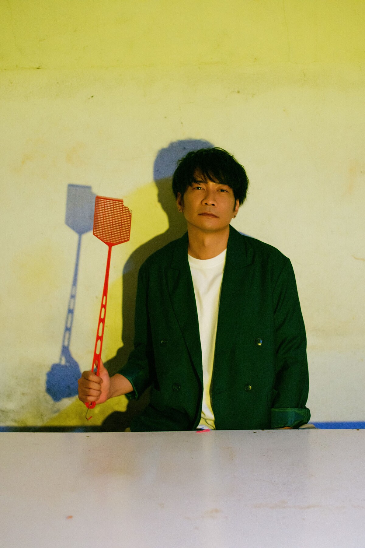 全新視覺照邀請林予晞攝影掌鏡,捕捉黃玠幽默一面