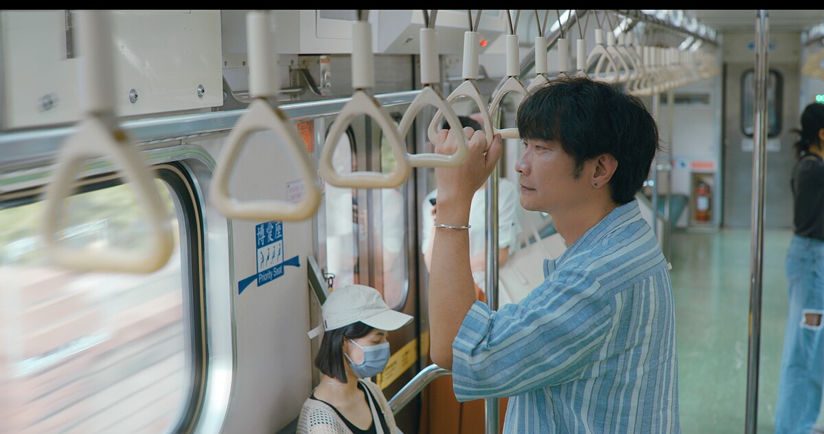 黃玠到台中搭著電聯車拍攝〈做朋友(天氣好)〉MV