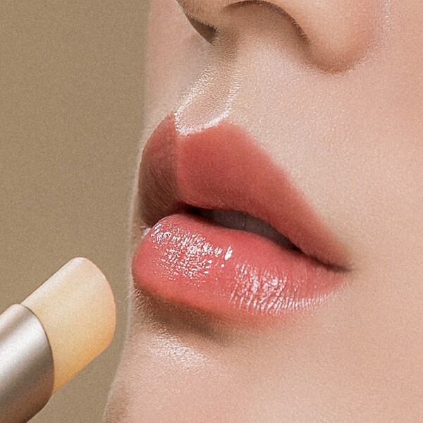 FreshO2 X珍藏故宮郎世寧系列夏荷出水感應換色唇棒質地示範。