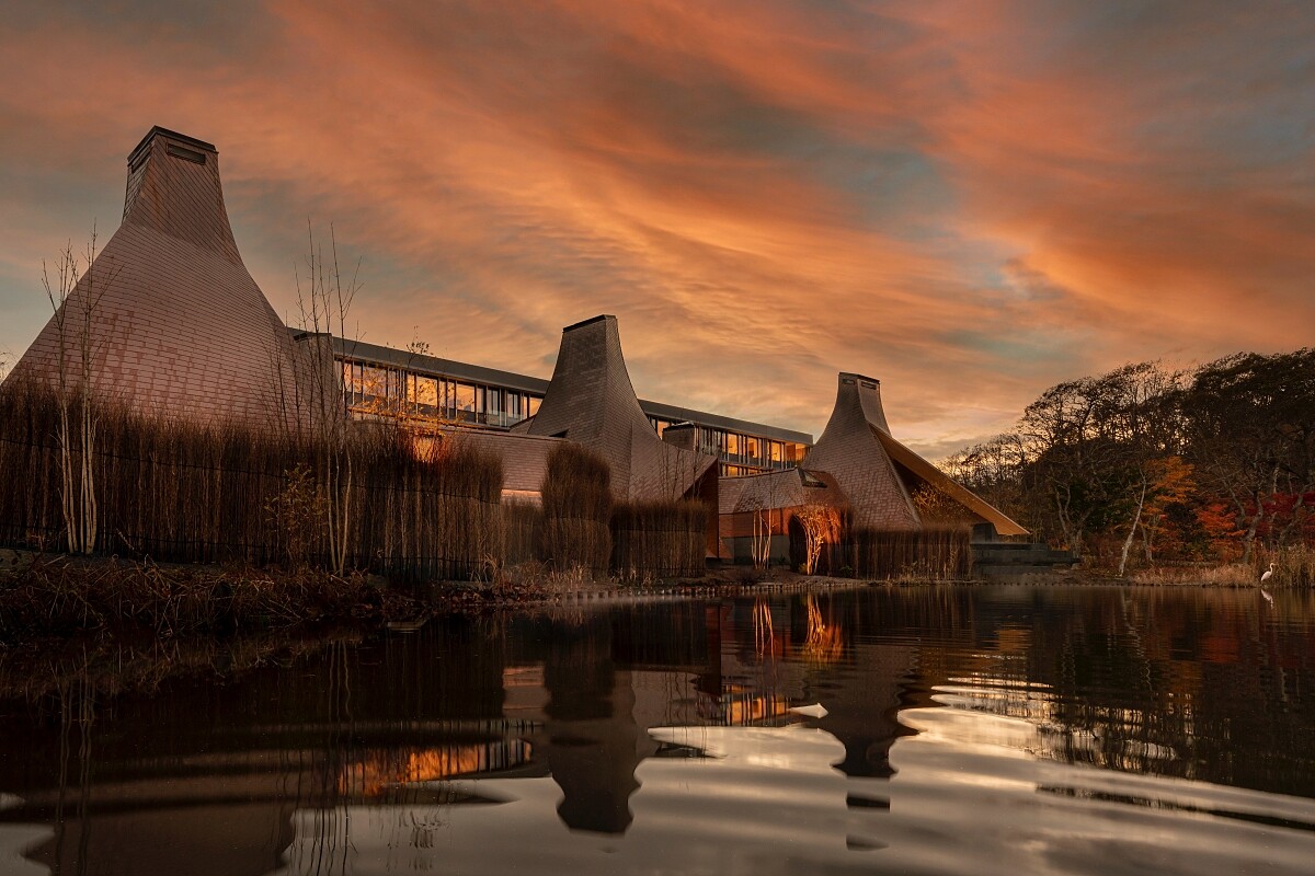 以愛努族建築特徵使用圓木組成的三角構造的錐形湯屋是一大特色。