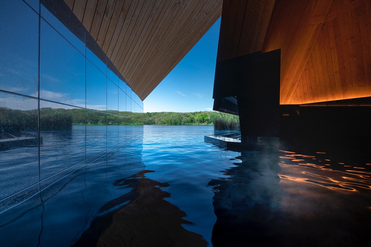 「△湯」彷彿與湖景融為一體。