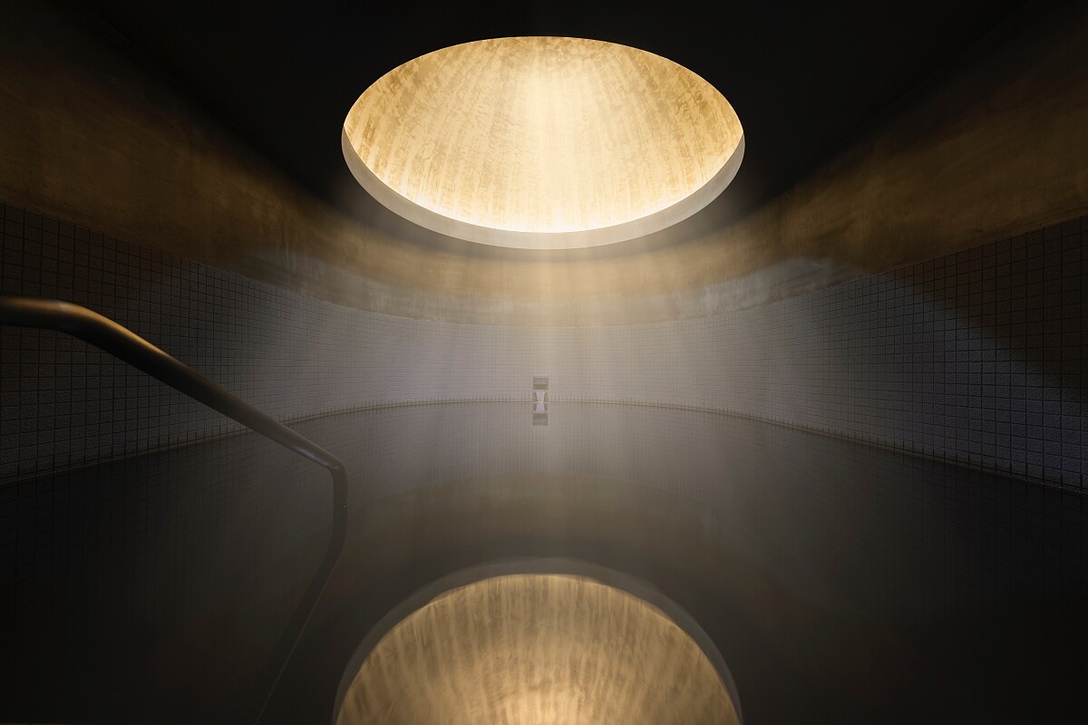 「〇湯」天井光影相當優美。