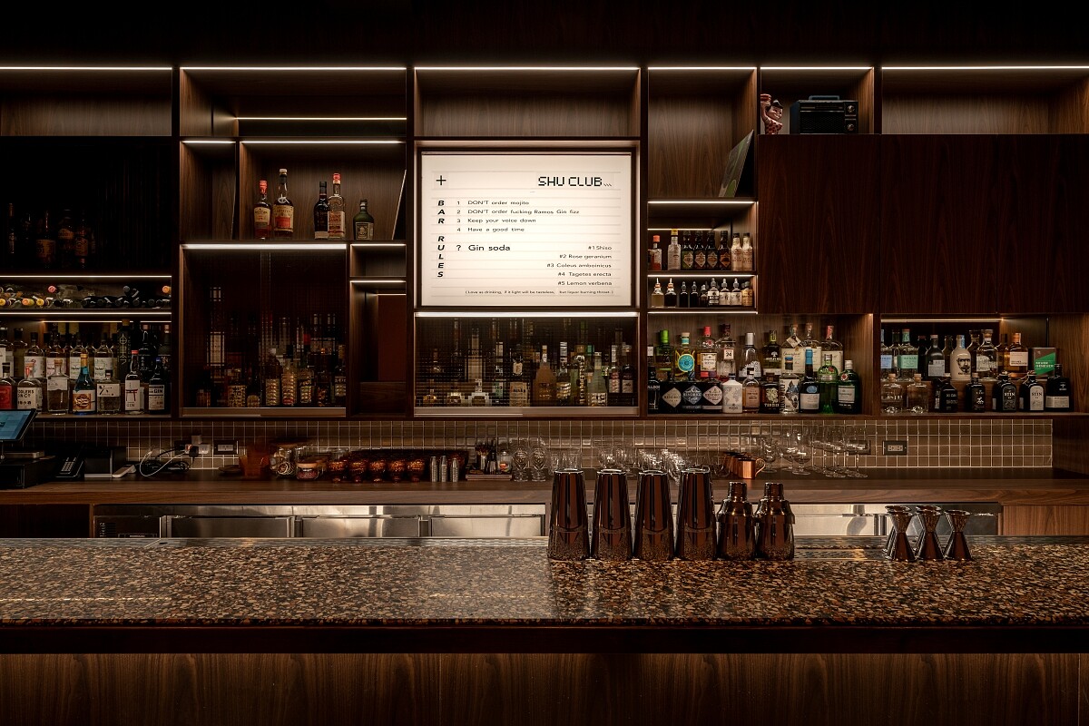 以舊式的水磨石材質打造吧台桌面,讓復古氛圍更加一致。