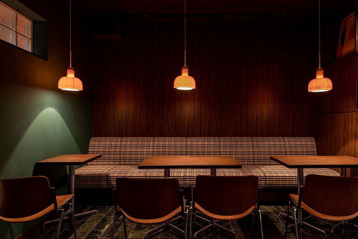 格紋的卡座墊與復古傢俬。