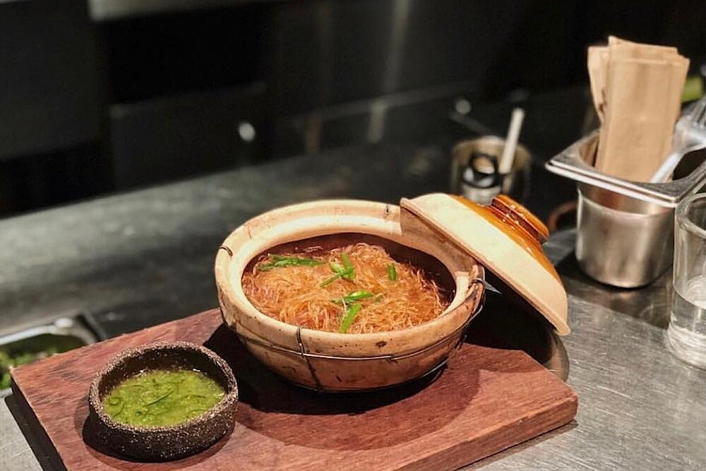 Kiln招牌菜色陶鍋蟹粉堡。