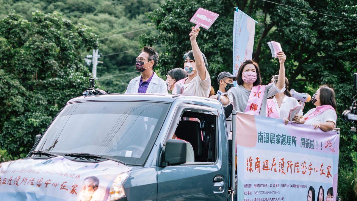 ▲▼徐超斌醫師努力為台東蓋醫院的理想，讓老少女們都超感動。（圖 / 桂田文化藝術基金會提供）