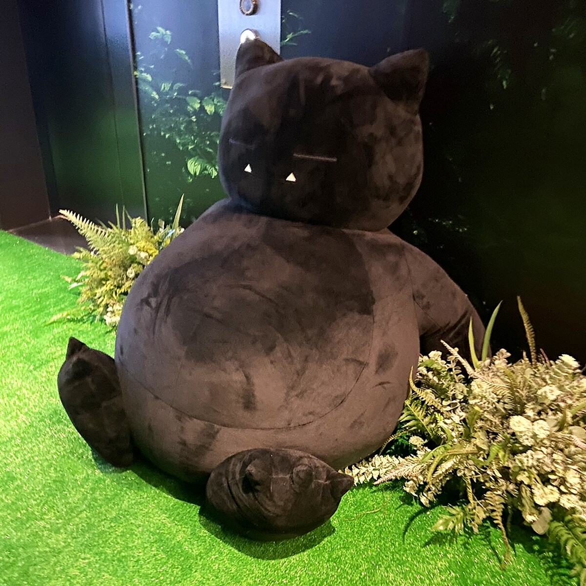 一走進4樓，便會有XL尺寸黑魂卡比獸等著住客