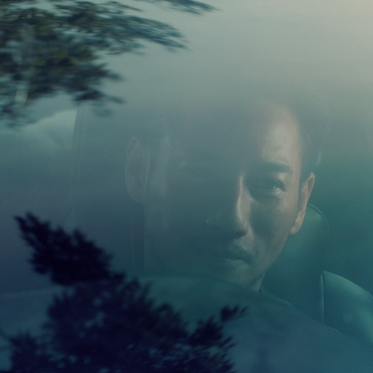 周孝安在MV裡化身一位載客司機,接送形形色色的乘客