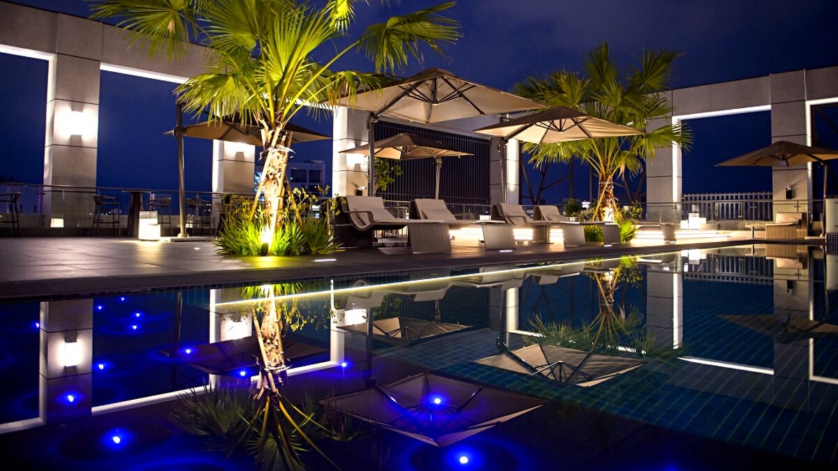 空中花園泳池晚上點燈別有一番風情