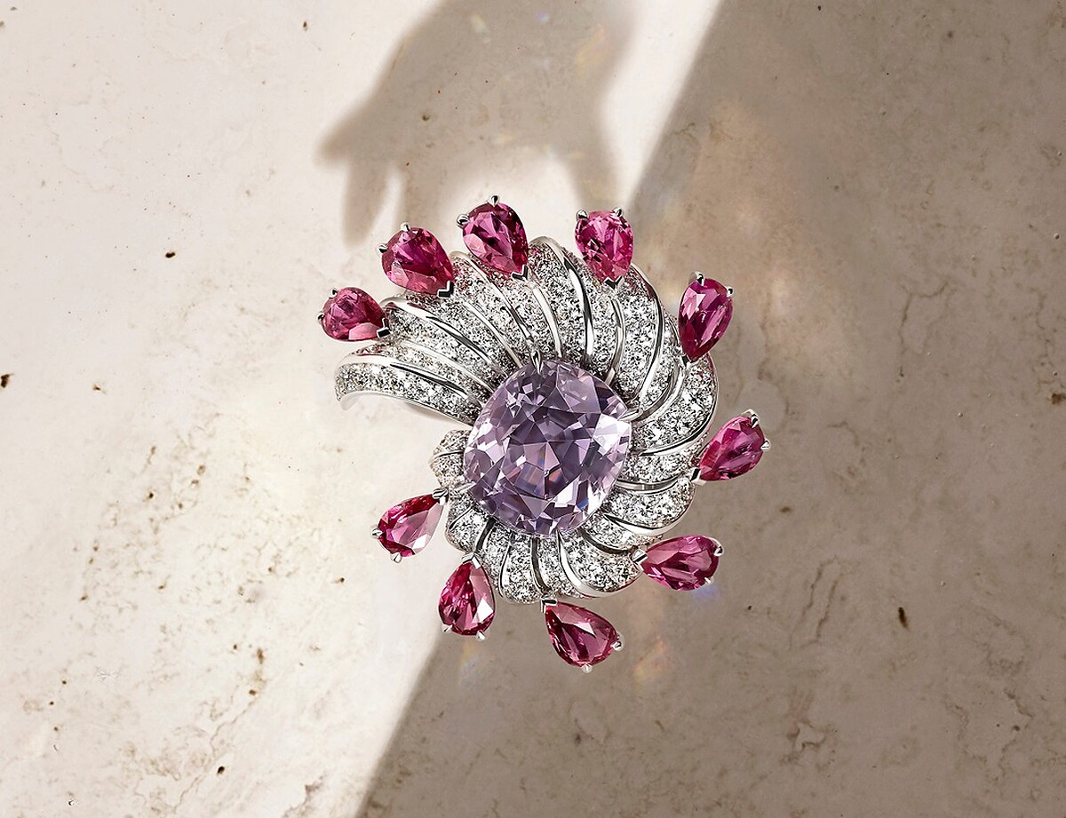 AMODEA戒指，鉑金，一顆重8.33克拉的枕形紫色尖晶石，梨形紅寶石，圓形明亮式切割鑽石。