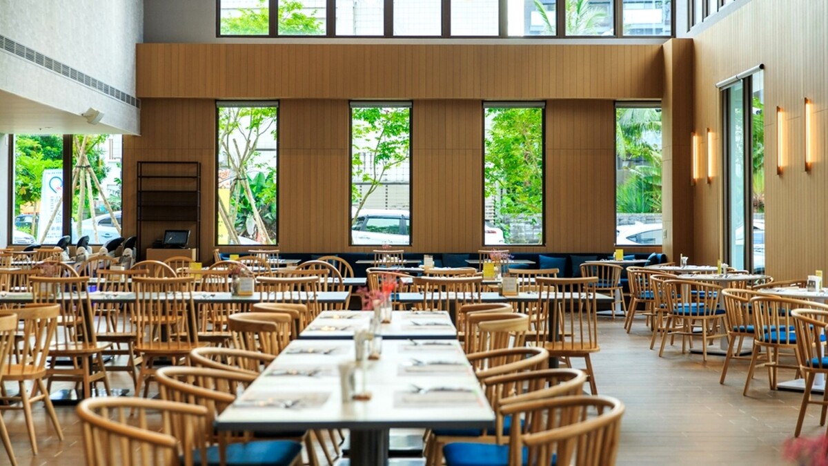 Rick's餐廳用大片窗設計引入自然採光