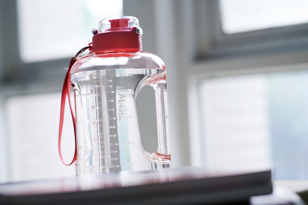 Melvita蜜葳特2022夏日花水季滿額贈-大容量刻度水壺。