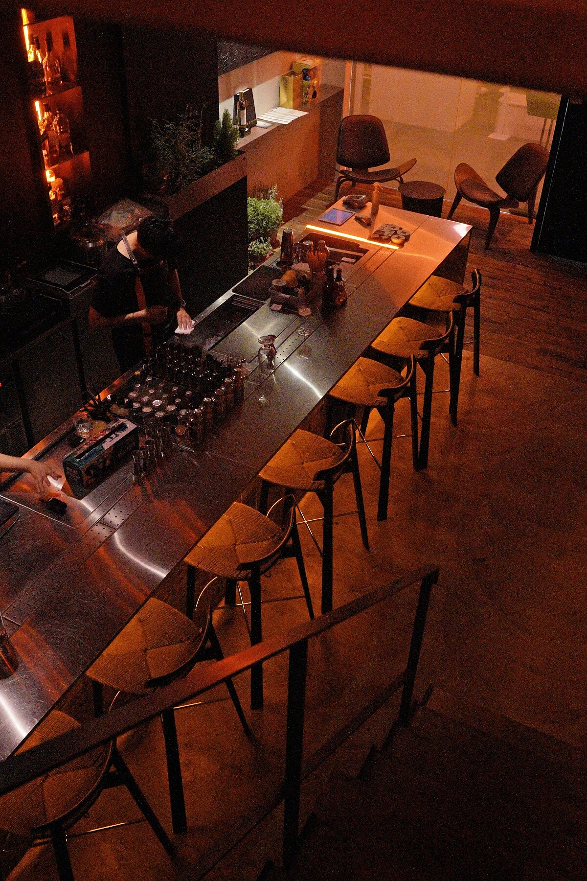 使用「平面吧台」的設計。