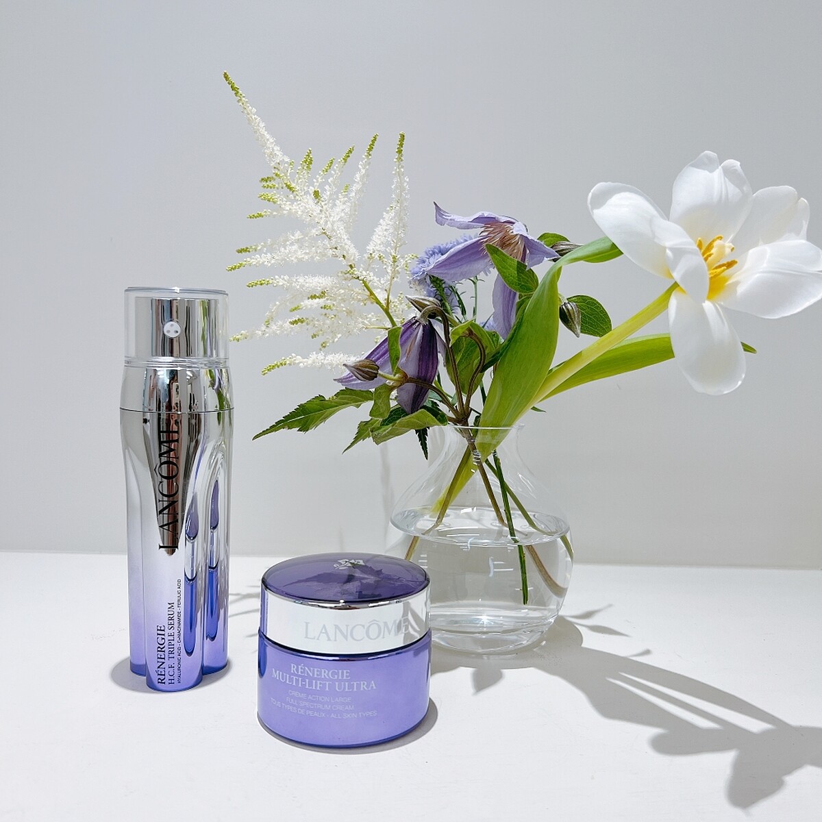 蘭蔻超緊顏白金系列新推出的「三管精華」超緊顏抗痕亮采三效精華,與同系列的「青春霜」超緊顏白金淡斑霜。