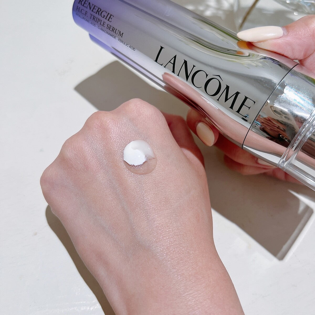 蘭蔻超緊顏抗痕亮采三效精華擠出來時可以看到三種精華質地。