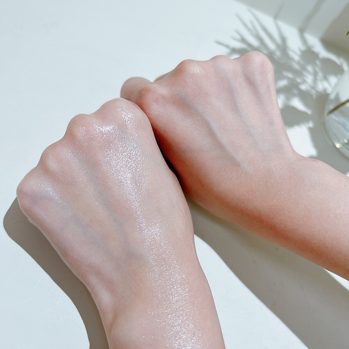 蘭蔻超緊顏抗痕亮采三效精華使用後(左),可以看出質地潤澤。